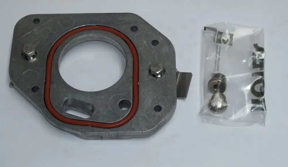 Flansch aus Metall mit roter Dichtung, dazu zwei Zubehörteile in einer durchsichtigen Verpackung. Für Anwendungen mit Daikin GSU bis Baujahr 2011 geeignet.